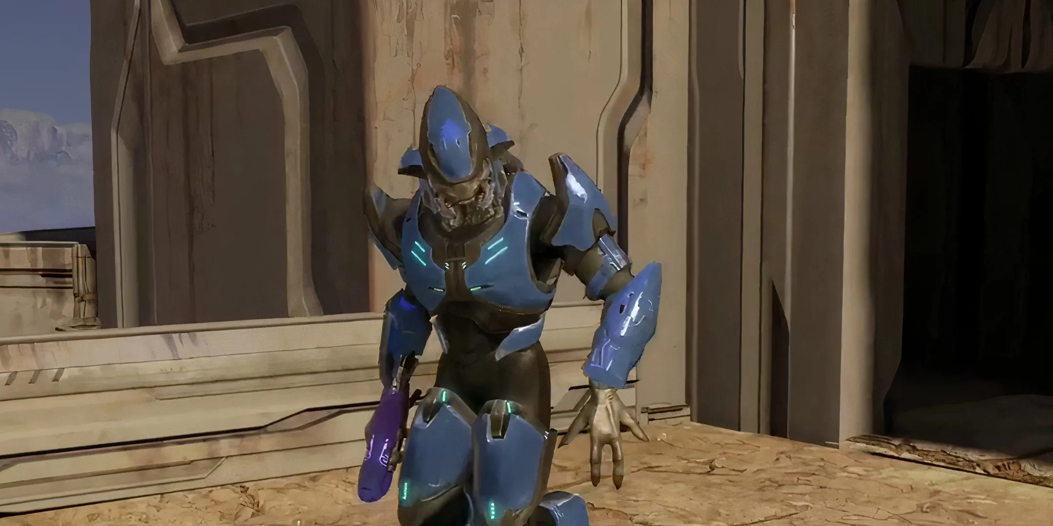 Một Sangheili Minor tuần tra phế tích Forerunner trong Halo 2 Anniversary