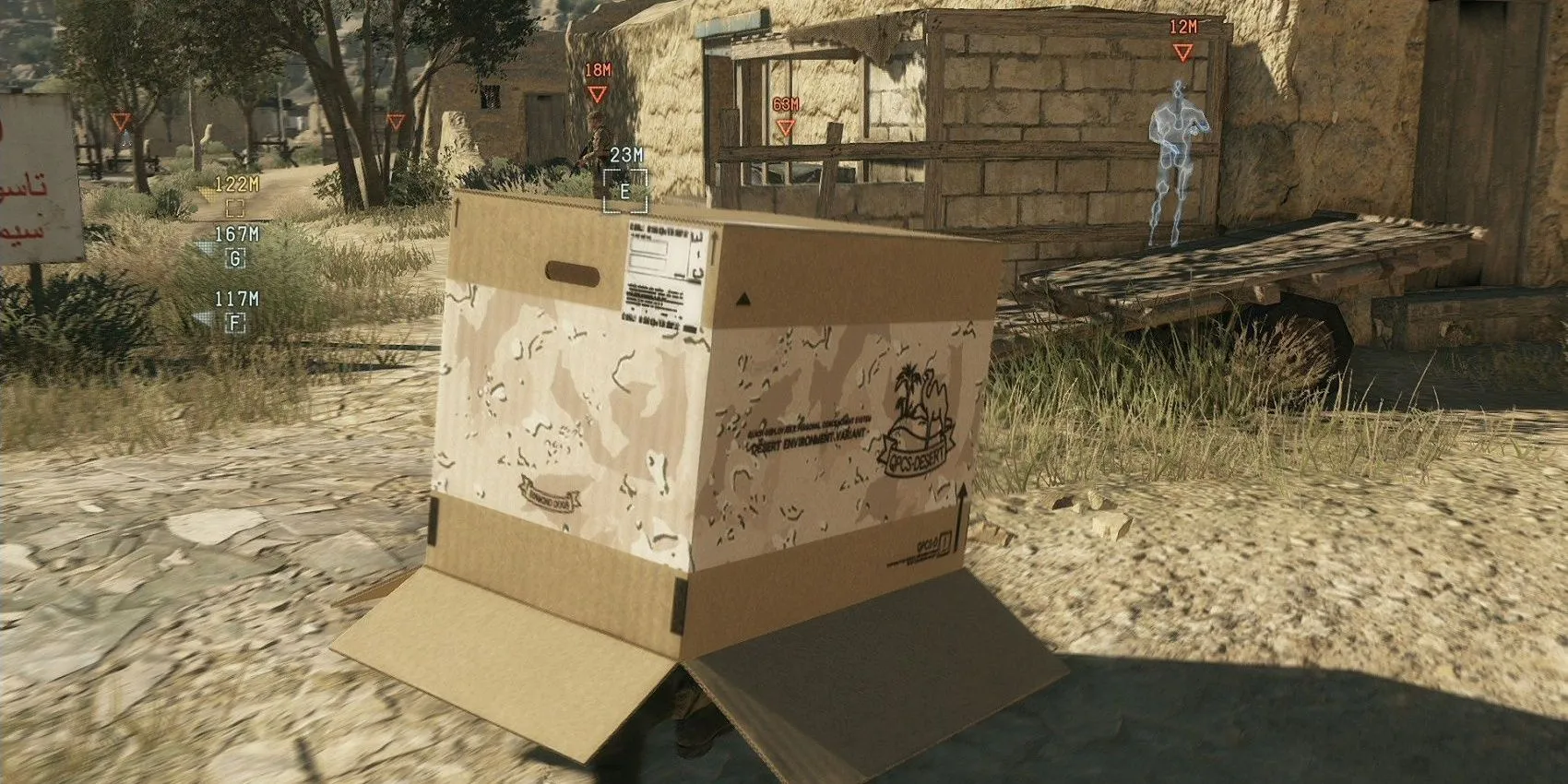 Solid Snake ẩn mình trong chiếc thùng carton quen thuộc trong Metal Gear Solid V.
