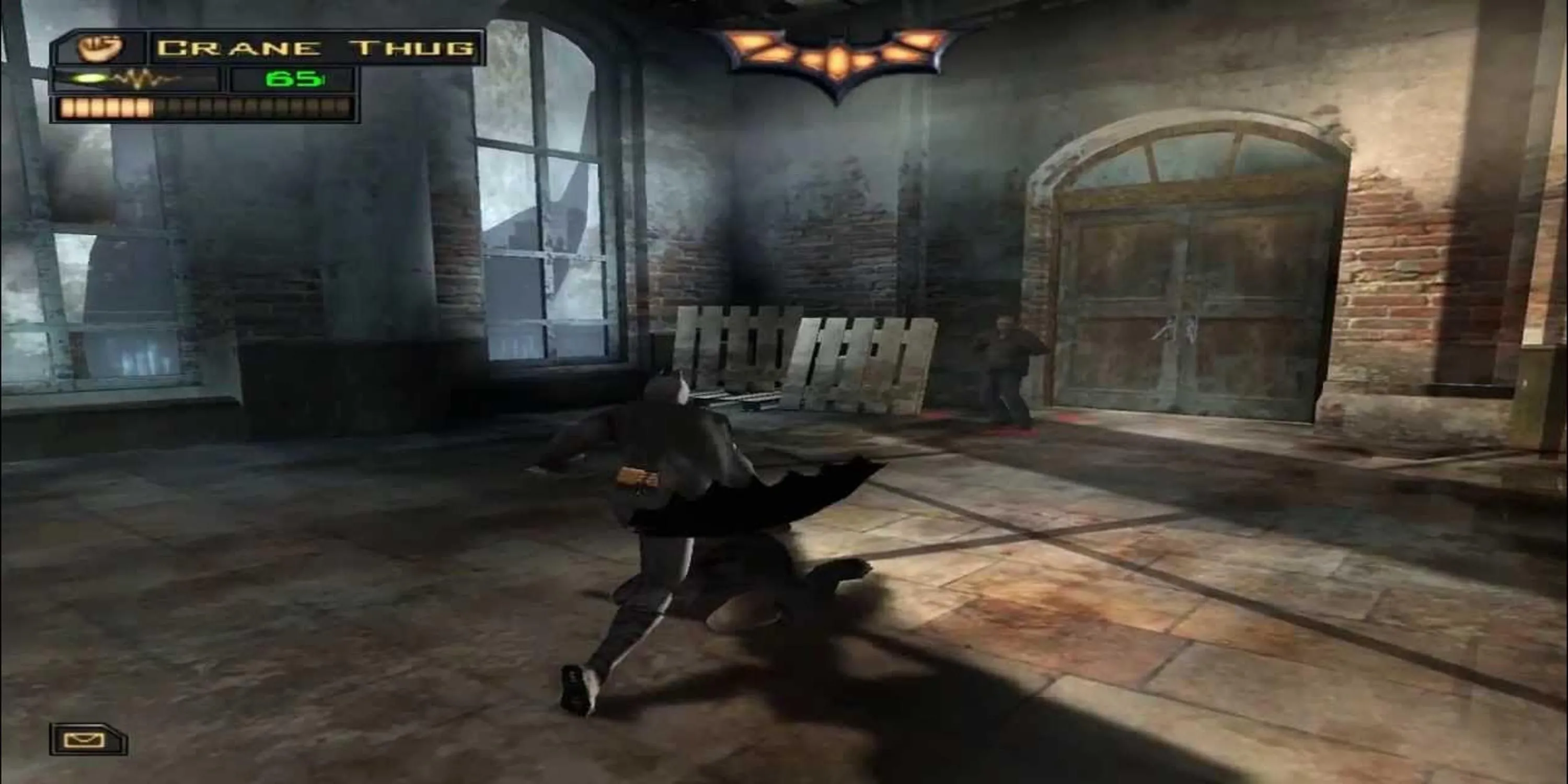 Batman dọa nạt tội phạm, thể hiện cơ chế &quot;sợ hãi&quot; đặc trưng của Batman Begins.