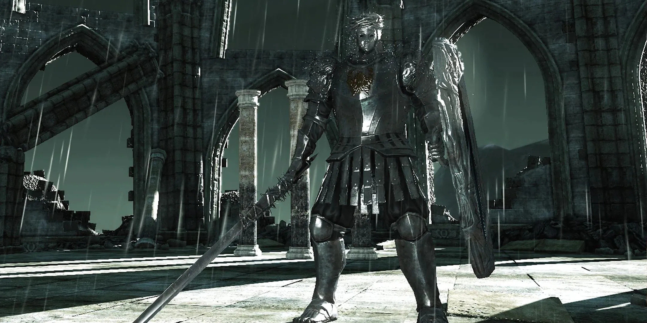 Boss Looking Glass Knight trong Dark Souls 2 đứng trong đấu trường mưa, thể hiện thiết kế độc đáo và khó nhằn của tựa game Souls-like này.