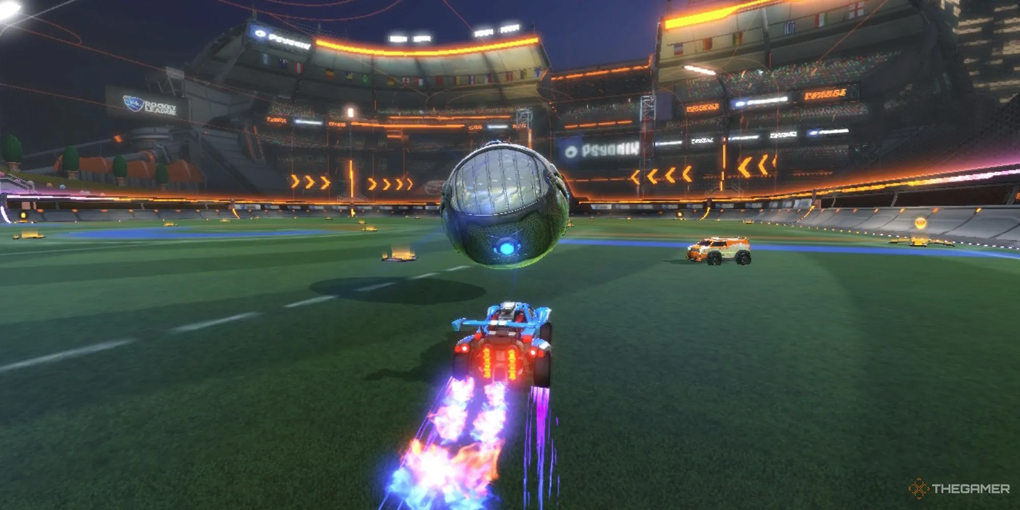 Chiếc xe rocket màu xanh tăng tốc lao vào quả bóng trong trận đấu Rocket League