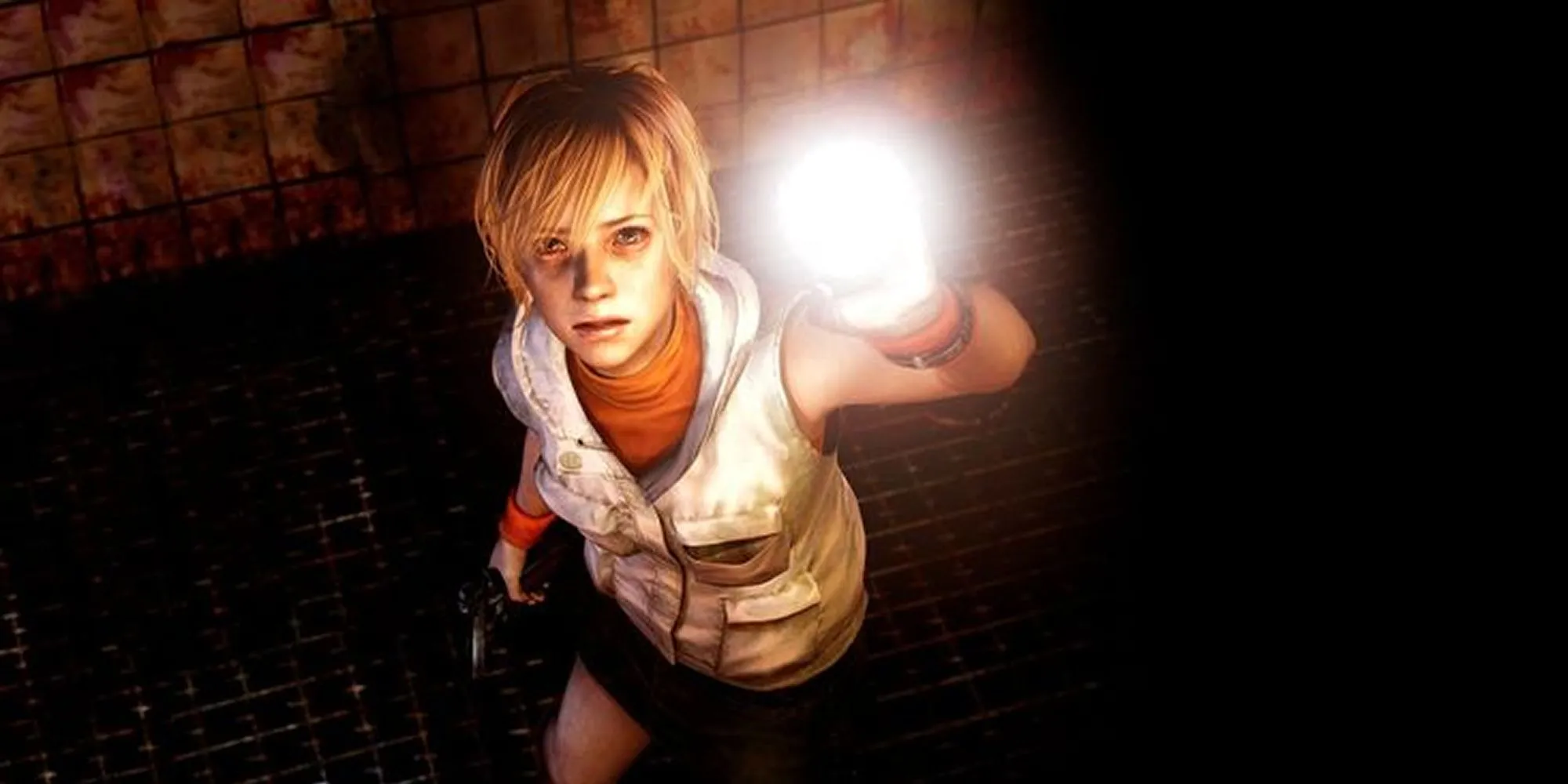 Heather Mason khám phá bí ẩn trong Silent Hill 3 với ánh đèn pin.