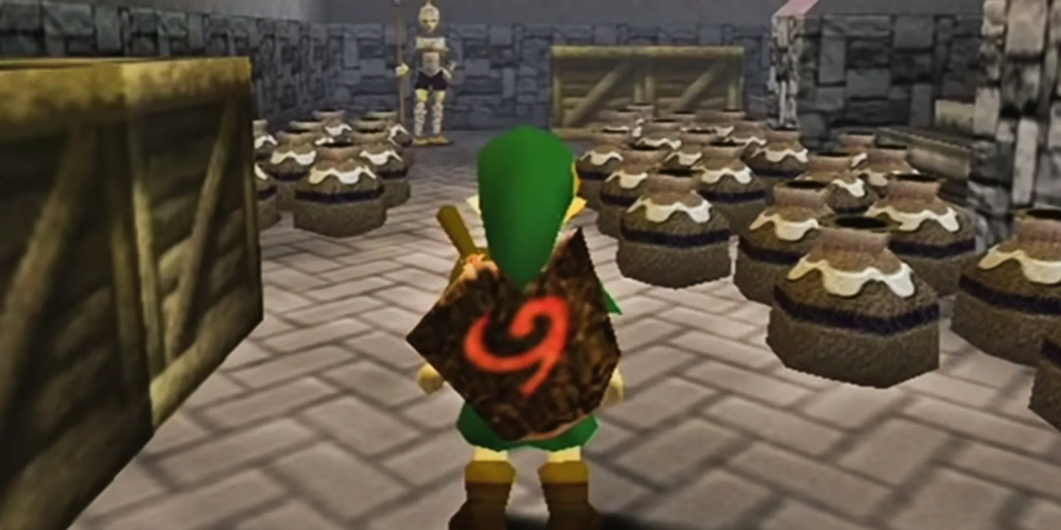 Link đứng giữa những chiếc bình gốm trong phòng ở Zelda Ocarina of Time, chuẩn bị phá để lấy Rupees
