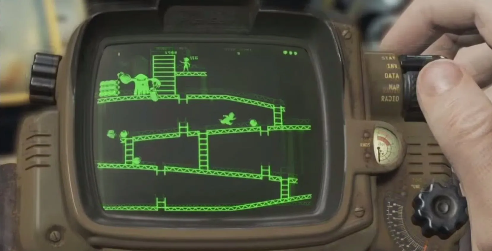 Mini-game Red Menace trên Pip-Boy trong Fallout 4, lấy cảm hứng từ lối chơi ném thùng của Donkey Kong.