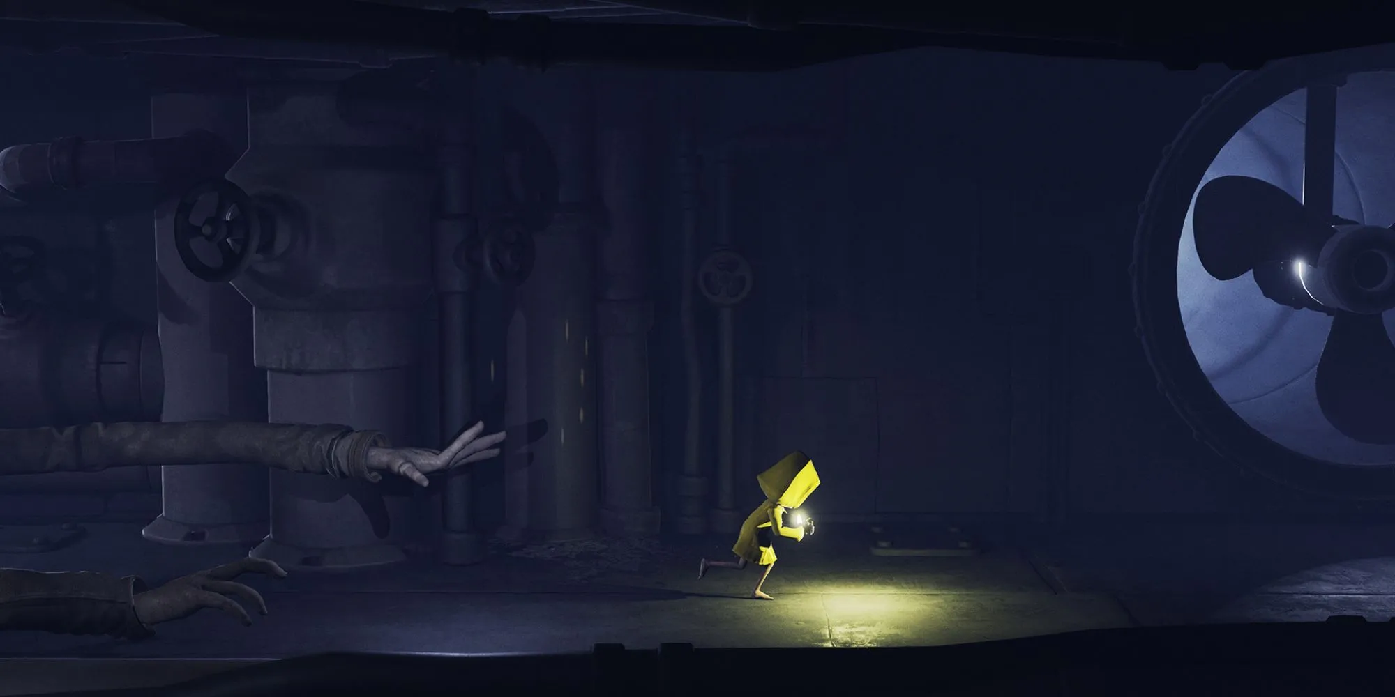 Mono và Six chạy trốn khỏi The Hunter trong một phân cảnh rượt đuổi căng thẳng của Little Nightmares 2, minh họa yếu tố kinh dị sinh tồn.