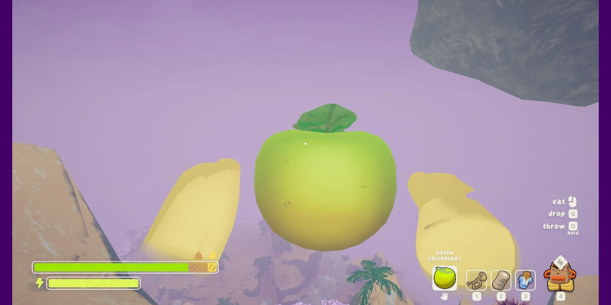 Người chơi PEAK đang cầm một quả Crispberry xanh, vật phẩm có thể ăn hoặc dùng trong game