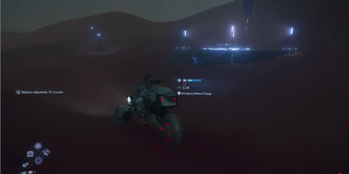 Sam đang truyền năng lượng từ bộ pin của mình sang chiếc xe máy, minh họa kỹ năng Emergency Vehicle Charger trong Death Stranding 2.