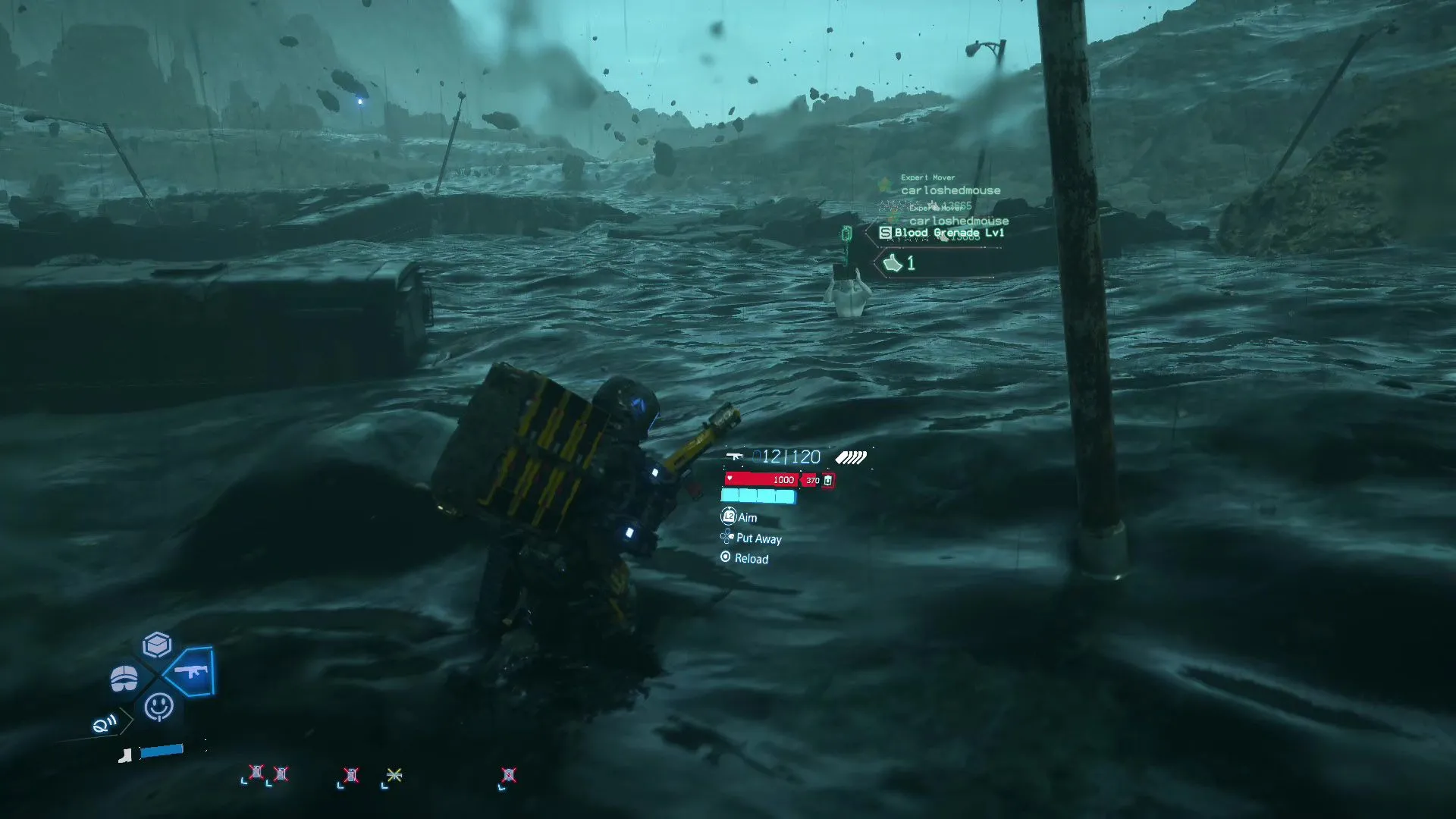 Sam nhặt trang bị trên chiến trường BT của Death Stranding 2