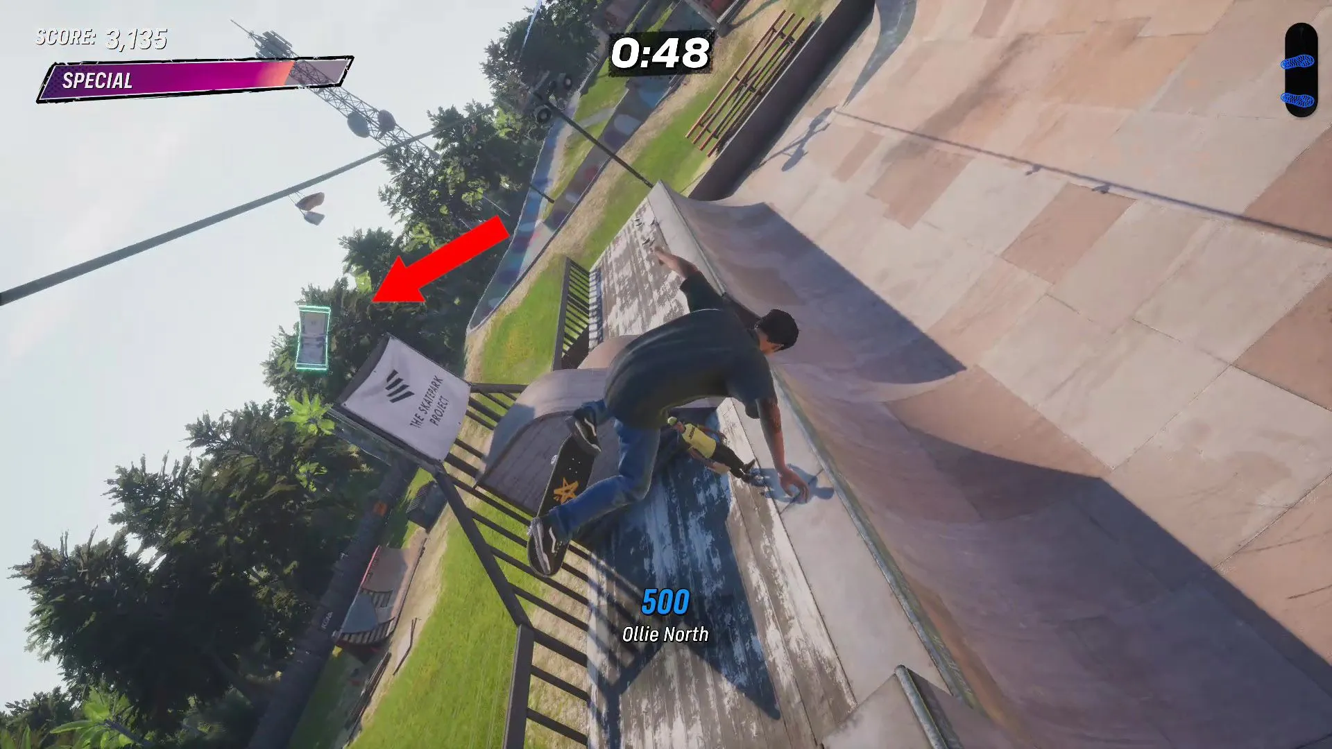 Tiền mặt thứ ba bay lơ lửng trên biển báo &quot;The Skater Park Project&quot; ở halfpipe Kona
