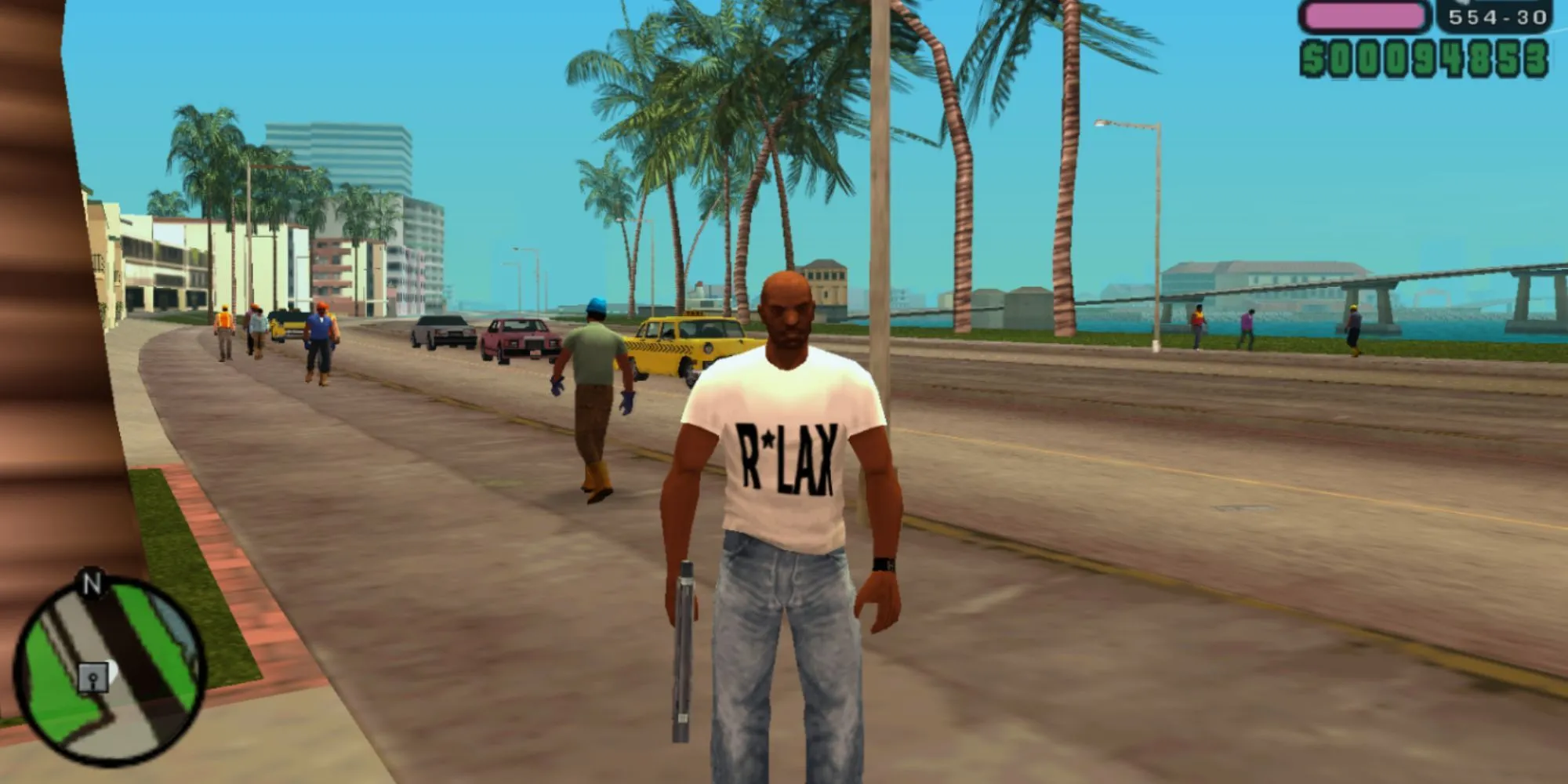 Victor Vance của GTA Vice City Stories trên bờ biển neon, trải nghiệm thế giới mở đầy đủ tính năng của GTA trên máy PSP.