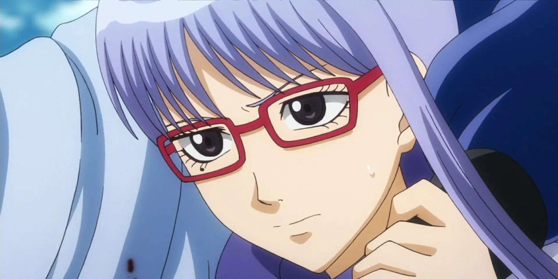 Ayame Sarutobi (Sa-chan) với tóc tím và kính, biểu cảm hài hước khi theo dõi Gintoki