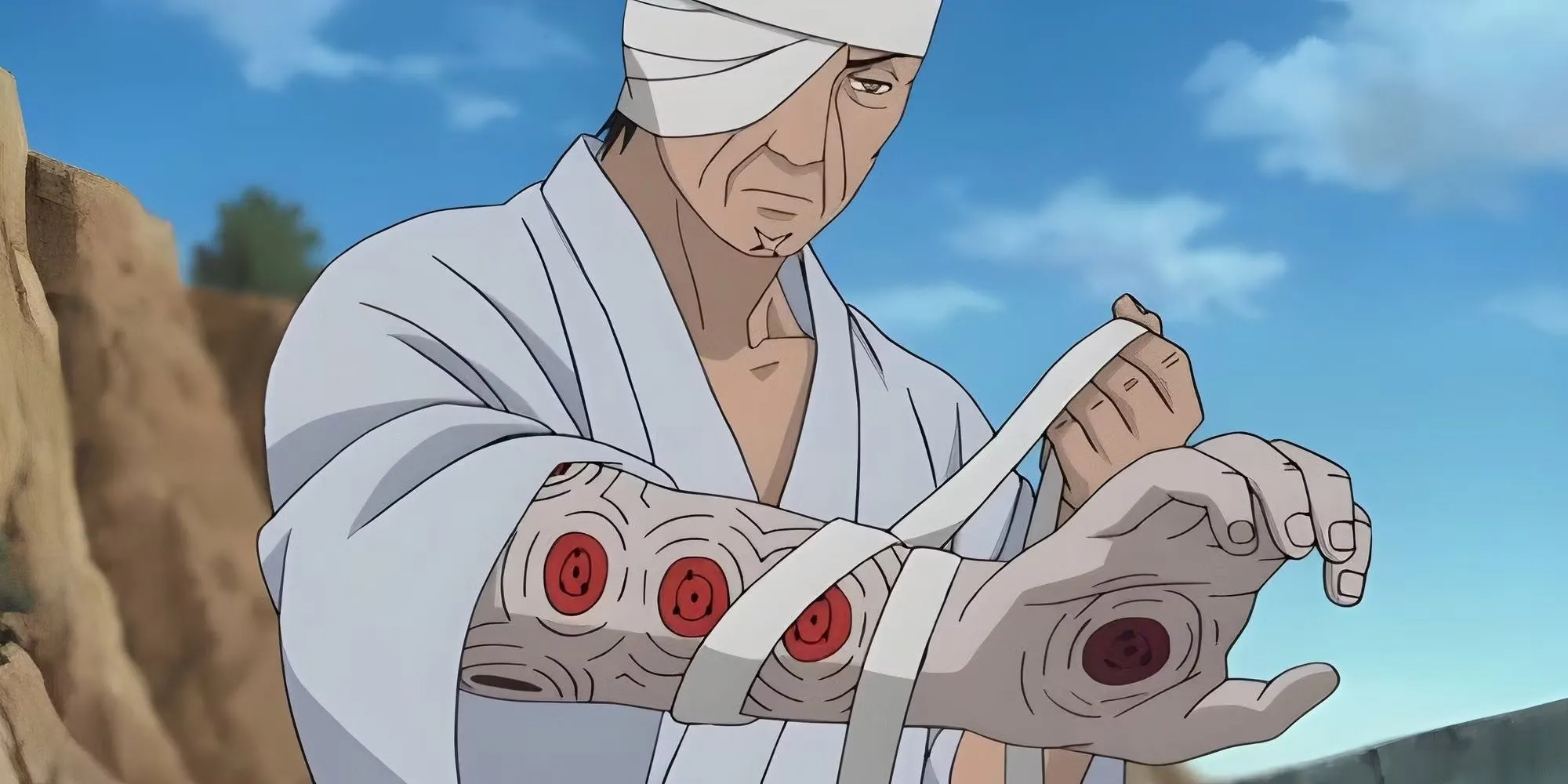 Danzo Shimura với cánh tay cấy ghép Sharingan đáng ngờ.