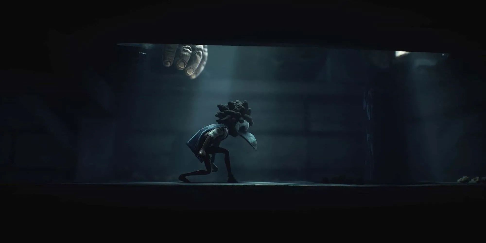 Low và Alone đang trốn khỏi một con quái vật khổng lồ trong một môi trường đổ nát của Little Nightmares III