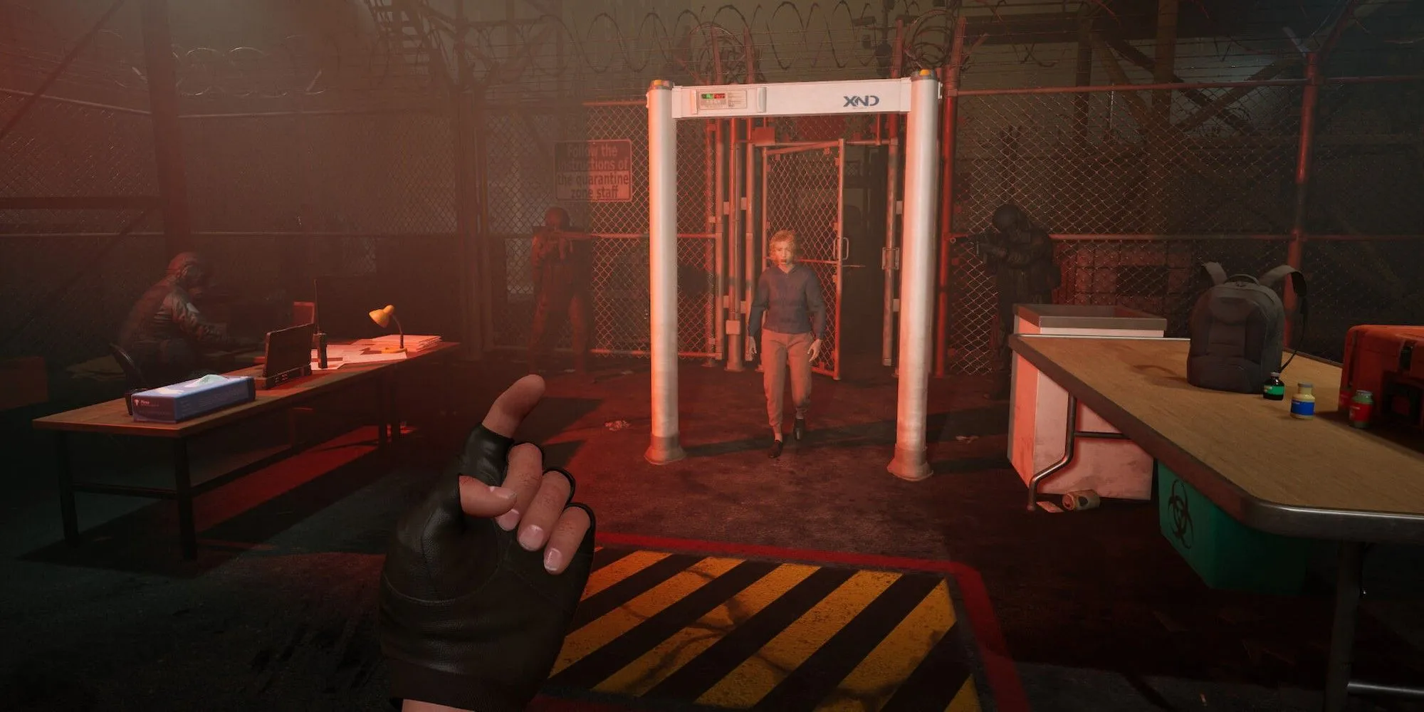 Người kiểm soát đang kiểm tra những người sống sót trước khi cho vào khu vực an toàn trong Quarantine Zone: The Last Check
