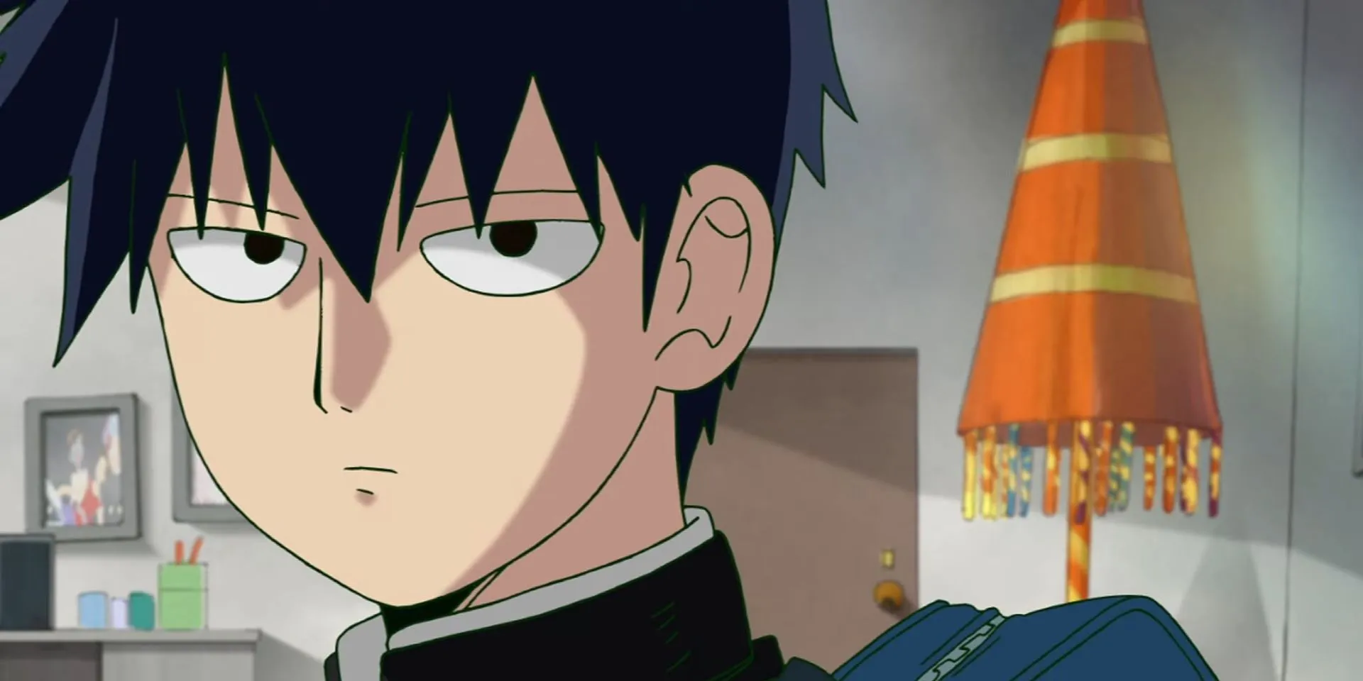 Ritsu Kageyama nhìn Mob với ánh mắt phức tạp, trước khi anh em đối đầu trong Mob Psycho 100